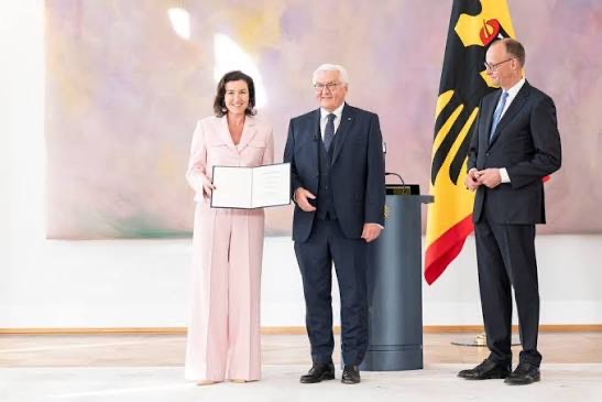 Dorothee Bär receiving a certificate of appointment from Federal President Frank-Walter Steinmeier while Chancellor Friedrich Merz looks on