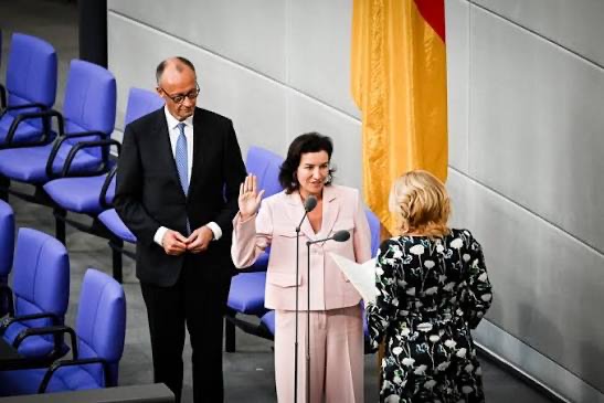 Dorothee Bär taking the oath of office in the Bundestag before Bundestag President Julia Klöckner, with Chancellor Friedrich Merz