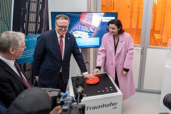 Dorothee Bär with Thuringia's Minister-President Mario Voigt during a visit to the Fraunhofer Institute for Applied Optics and Precision Engineering in Jena